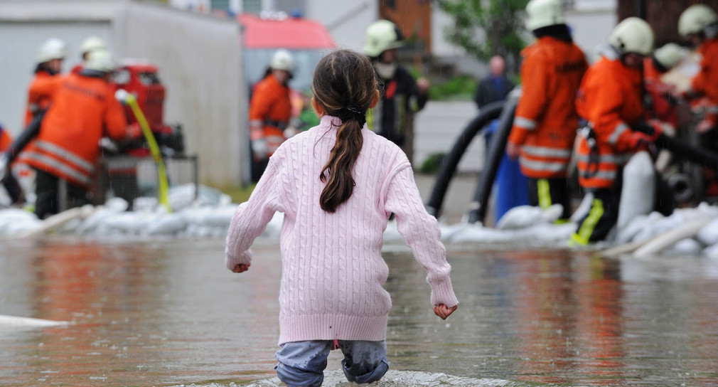 Ein Mädchen watet durch die überschwemmte Innenstadt von Veringenstadt. (Foto: © dpa)