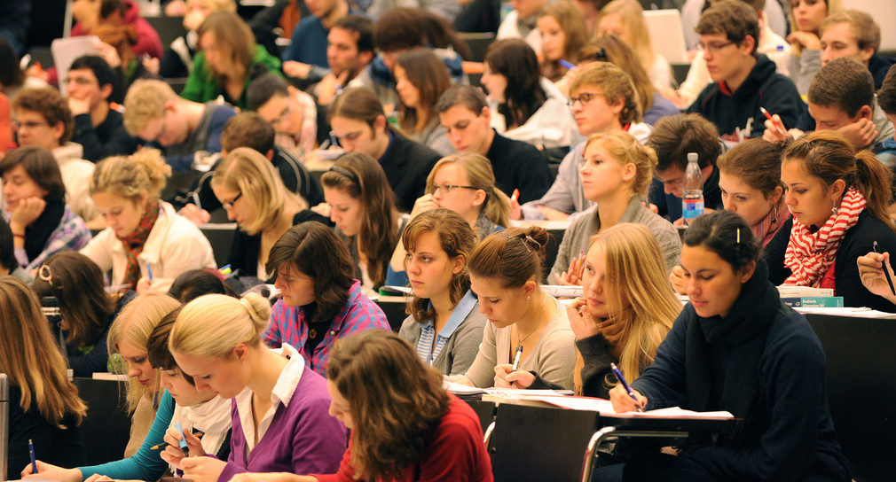 Jurastudenten verfolgen in einem Hörsaal an der Universität in Freiburg die Vorlesung. (Foto: dpa)