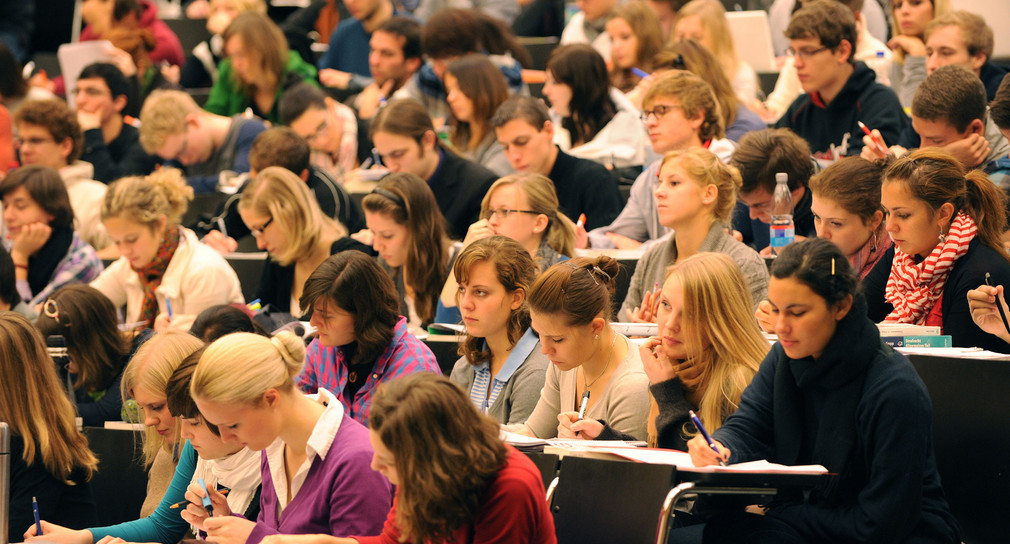 Jurastudenten verfolgen in einem Hörsaal an der Universität in Freiburg die Vorlesung. (Foto: dpa)