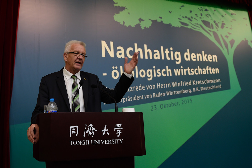 Ministerpräsident Winfried Kretschmann bei seiner Grundsatzrede zum Thema „Nachhaltig denken - Ökologisch wirtschaften“ an der Tongji-Universität in Shanghai (Foto: Staatsministerium Baden-Württemberg/Reiner Pfisterer)