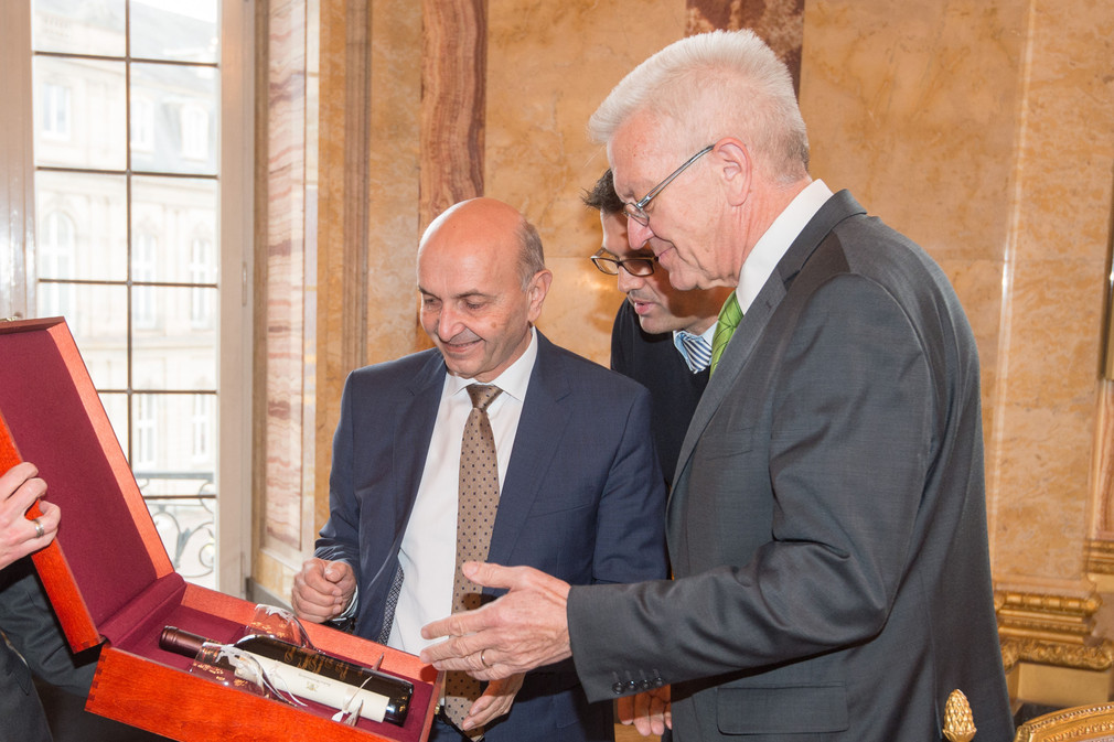 Geschenkeaustausch zwischen Ministerpräsident Winfried Kretschmann (r.) und dem Premierminister der Republik Kosovo, Isa Mustafa (l.).