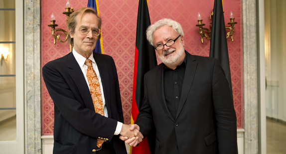 Staatsminister Klaus-Peter Murawski (r.) und der griechische Botschafter Theodoros Daskarolis (l.)