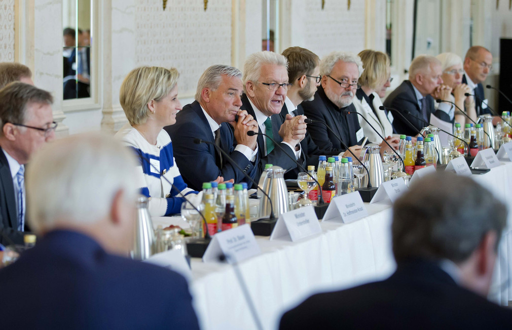 Ministerpräsident Winfried Kretschmann (M.) beim Austausch mit Teilnehmern des Strategiedialogs Automobilwirtschaft