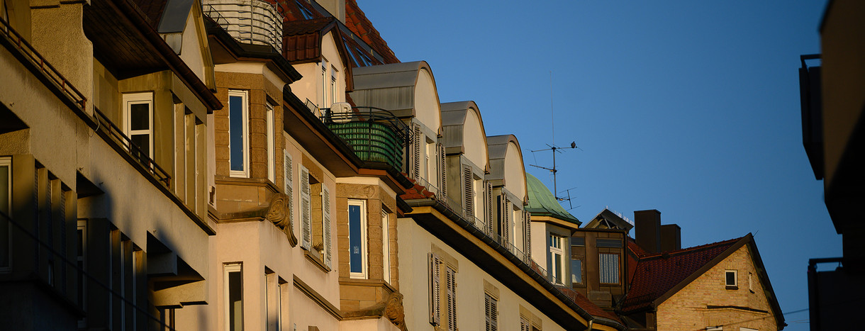 Häuser in Stuttgart werden von der Morgensonne beschienen. (Bild: picture alliance/Sebastian Gollnow/dpa)