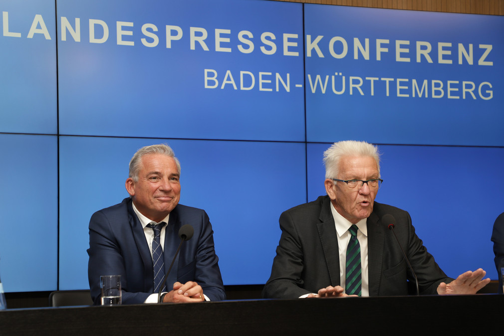 Ministerpräsident Winfried Kretschmann (r.) und Innenminister Thomas Strobl (l.) bei der Regierungspressekonferenz (Bild: Staatsministerium Baden-Württemberg)