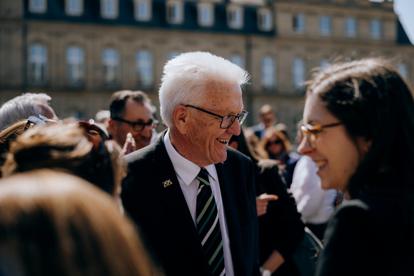 Ministerpräsident Winfried Kretschmann (Mitte) im Gespräch mit Gästen