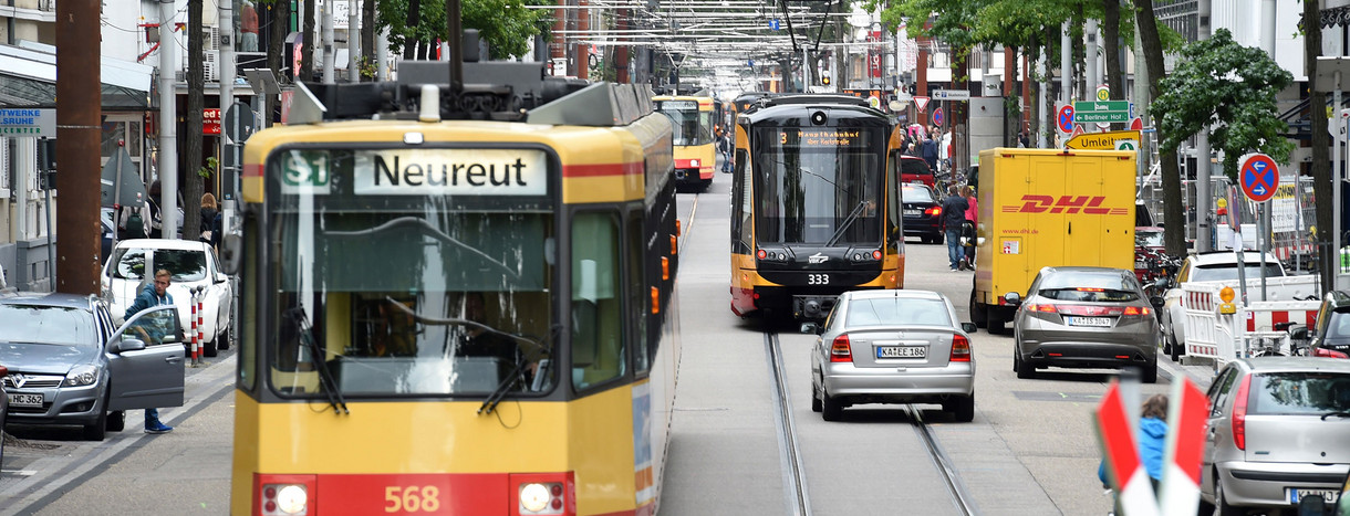 Karlsruher Straßenbahnen auf der Kaiserstraße in Karlsruhe (Foto: © dpa)