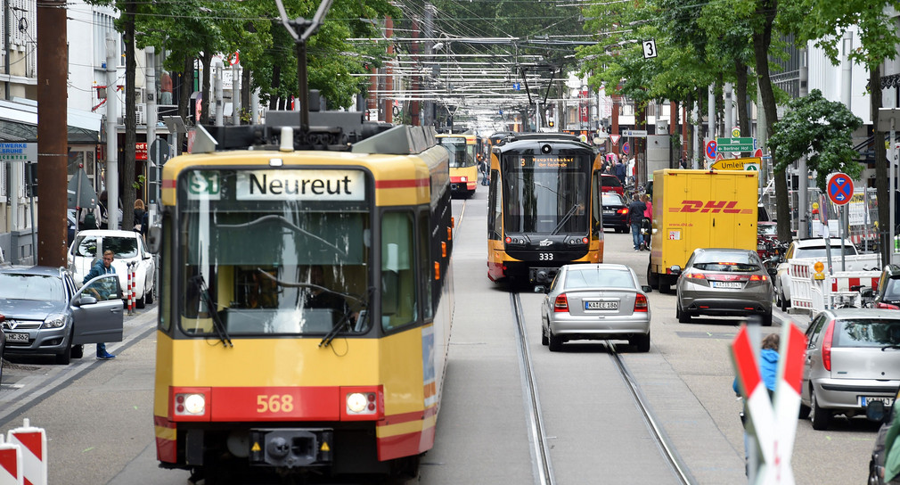 Karlsruher Straßenbahnen auf der Kaiserstraße in Karlsruhe (Foto: © dpa)