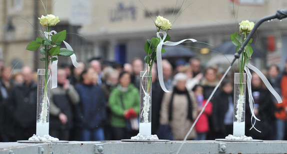 Mit weißen Rosen ist der Brunnen am Sonntag (11.03.2012) beim Gedenken an die Opfer des Amoklaufes auf dem Marktplatz in Winnenden dekoriert. (Foto: dpa)