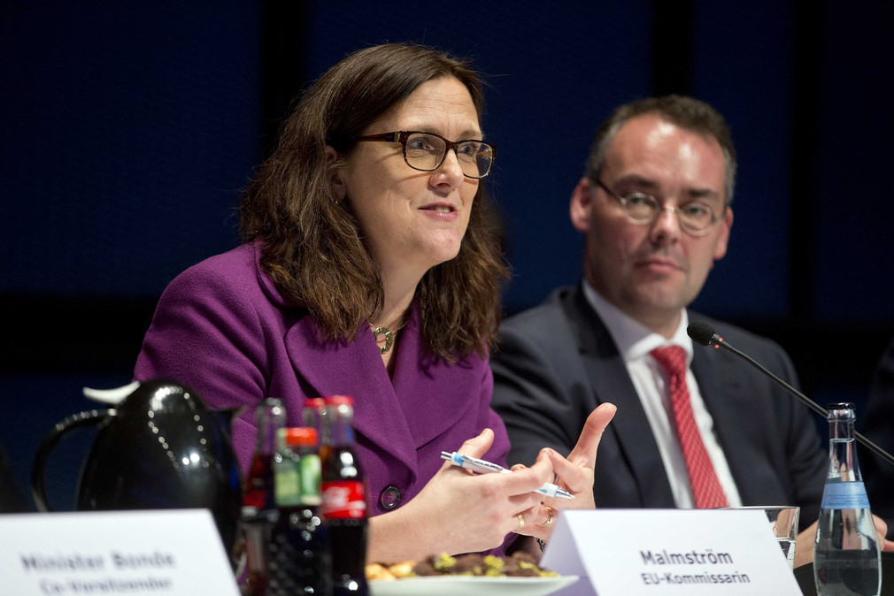 EU-Handelskommissarin Cecilia Malmström (l.) und Minister Peter Friedrich (r.)