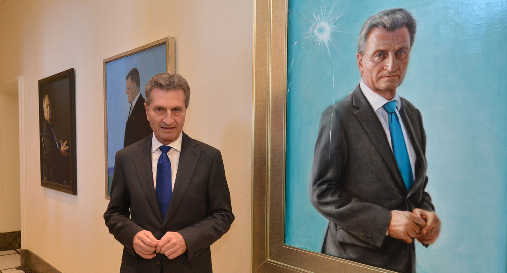 Der ehemalige baden-württembergische Ministerpräsident Günther Oettinger steht vor seinem Porträt in der Porträtsammlung der Villa Reitzenstein in Stuttgart. (Foto: dpa)