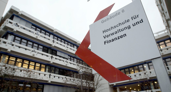 Ein Schild weist auf die Hochschule für öffentliche Verwaltung und Finanzen Ludwigsburg hin.