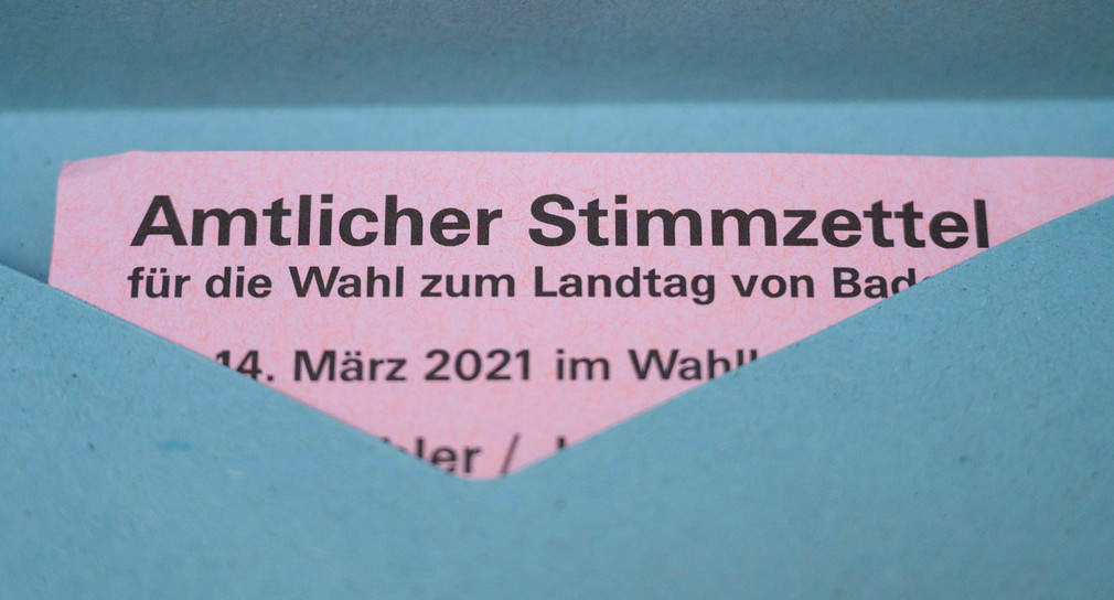 Ein Stimmzettel zur Landtagswahl in Baden-Württemberg liegt in einem Wahlumschlag.