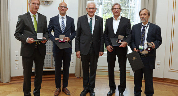 von links nach rechts: Prof. Dr. med. Hans-Georg Kräußlich, Prof. Dr. med. Christian Wunder, Ministerpräsident Winfried Kretschmann, Stefan Brockmann und Prof. Dr. med. Martin Eichner