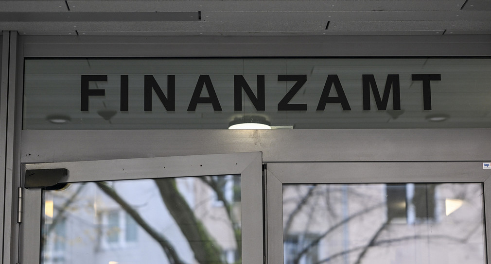Tür eines Finanzamtes