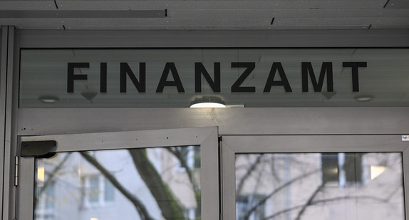 Tür eines Finanzamtes