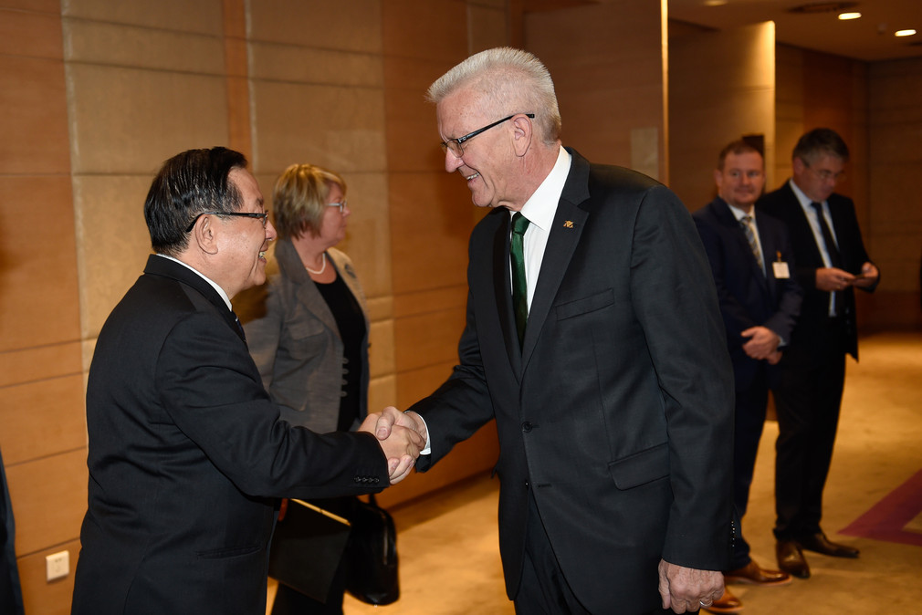 Ministerpräsident Winfried Kretschmann (r.) trifft den den chinesischen Wissenschafts- und Technologieminister Wan Gang (l.)