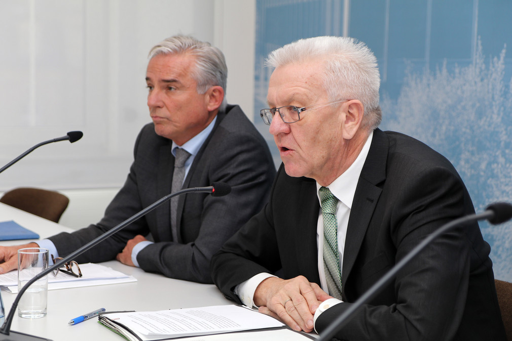Ministerpräsident Winfried Kretschmann (r.) und Innenminister Thomas Strobl  (l.)