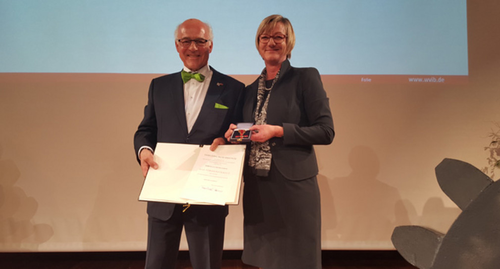 Klaus-Dieter Endress (l.) und Finanzministerin Edith Sitzmann (r.) (Foto: Ministerium für Finanzen Baden-Württemberg)