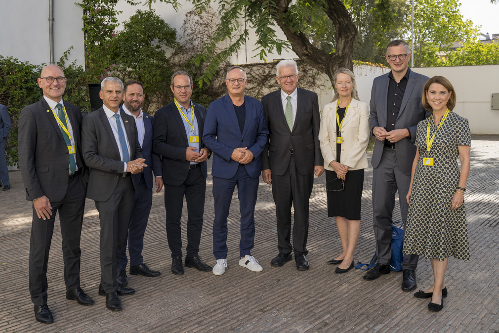 Ministerpräsident Winfried Kretschmann (Vierter von rechts) mit Umweltministerin Thekla Walker (Dritte von rechts), Wissenschaftsministerin Petra Olschowski (Erste von rechts) mit weiteren Mitgliedern der Landesregierung in Sevilla. 