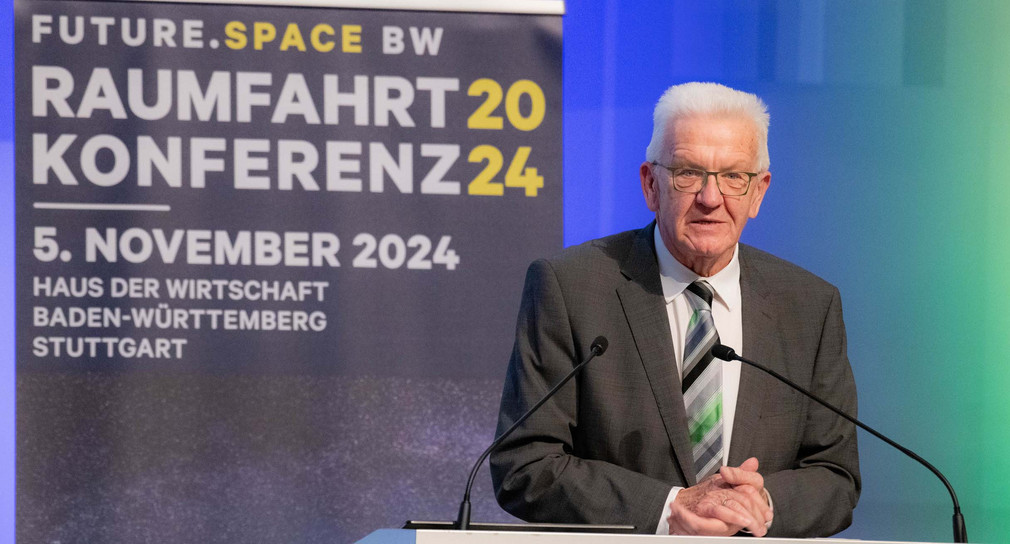 Ministerpräsident Winfried Kretschmann bei seinem Grußwort bei der Raumfahrtkonferenz 2024 in Stuttgart. 