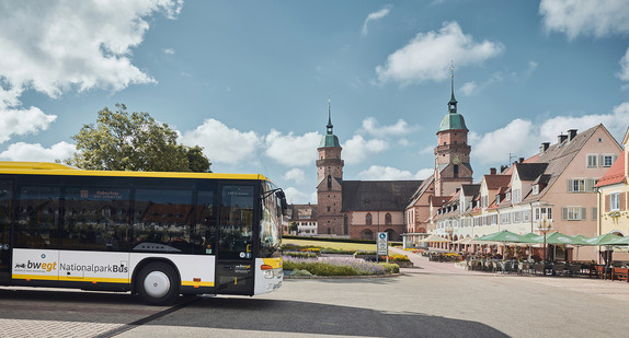 Regiobus im bwegt-Design auf einem Dorfplatz