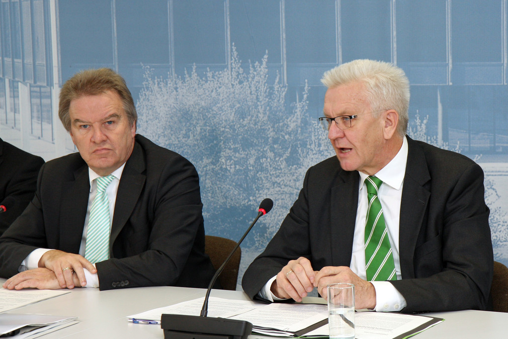 Ministerpräsident Winfried Kretschmann (r.) und Umweltminister Franz Untersteller (l.) bei der Regierungspressekonferenz am 9. Dezember 2014 in Stuttgart