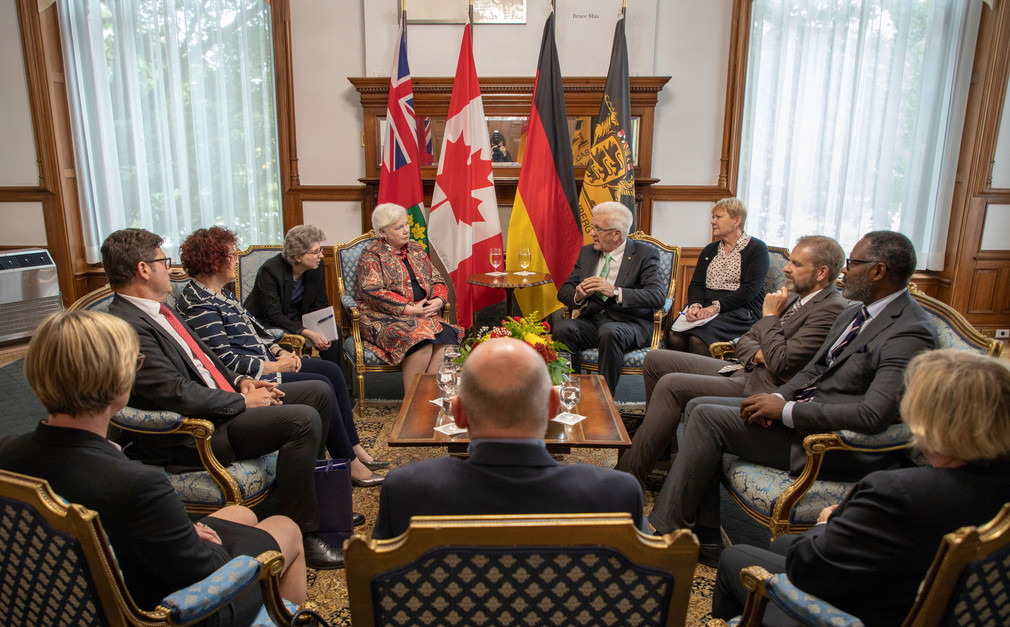 Ministerpräsident Winfried Kretschmann (r.) im Gespräch mit der Lieutenant Governor der Provinz Ontario, Elizabeth Dowdeswellam (l.) (Foto: Staatsministeium Baden-Württemberg)