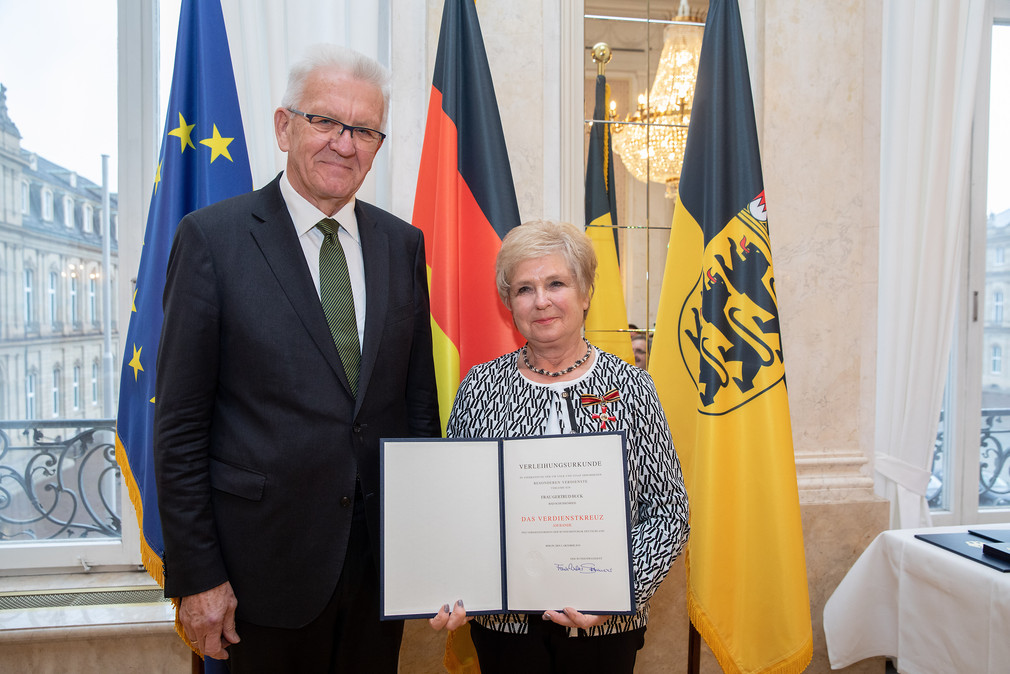 Ministerpräsident Winfried Kretschmann (l.) und Gertrud Buck (r.) (Bild: Staatsministerium Baden-Württemberg)