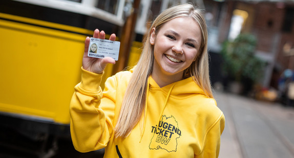 Eine Jugendliche hält im Straßenbahnmuseum ihr "JugendticketBW" in der Hand