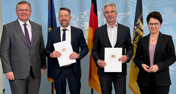 Von links nach rechts: Ministerialdirektor Elmar Steinbacher, Leiter der JVA Offenburg Dr. Niklas Blanke, Leiter der JVA Offenburg a.D. Hans-Peter Wurdak und Justizministerin Marion Gentges