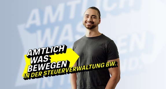Lächelnder Mann im dunklen T-Shirt im Vordergrund, steht für die Arbeit in der Steuerverwaltung BW.
