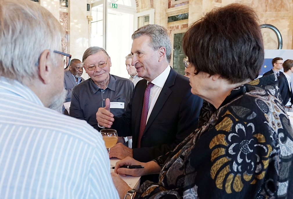 EU-Kommissar Günther Oettinger (2.v.r.) und Staatsrätin Gisela Erler (r.) im Gespräch mit Bürgerinnen und Bürgern (Bild: Staatsministerium Baden-Württemberg/Jan Georg Plavec)
