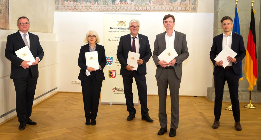 v.l.n.r.: Ministerialdirektor Elmar Steinbacher, Staatssekretärin Dr. Margaretha Sudhof, Staatssekretär Wilfried Hoops, Staatssekretär Sebastian von Ammon und Staatssekretär Mathias Weilandt (Bild: Alexander Schmidt)