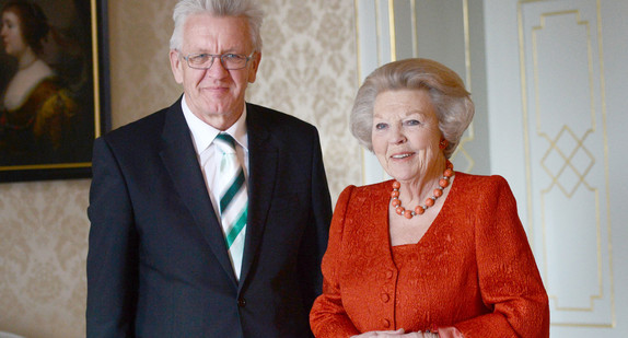 Die niederländische Königin Beatrix (l.) und der baden-württembergische Ministerpräsident und derzeitige Bundesratspräsident Winfried Kretschmann (r.) (Foto: dpa)