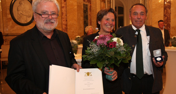 Staatssekretär Klaus-Peter Murawski (l.) und Albert Mayer (r.) mit seiner Frau Elke (M.)