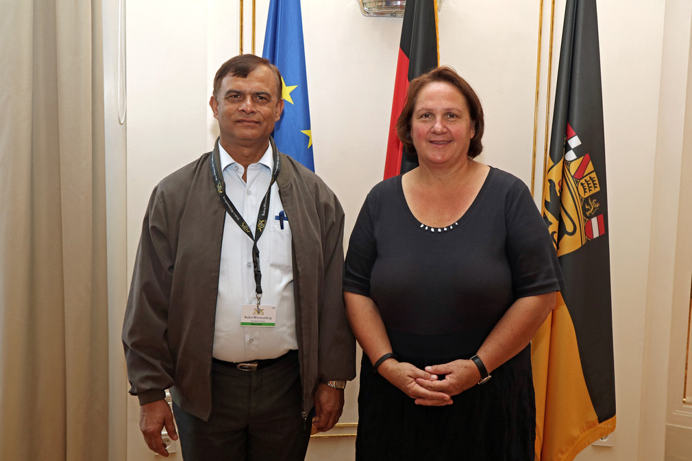 Staatssekretärin Theresa Schopper (r.) und der nepalesische Staatssekretär Dinesh Thapaliya (l.) (Bild: Staatsministerium Baden-Württemberg)