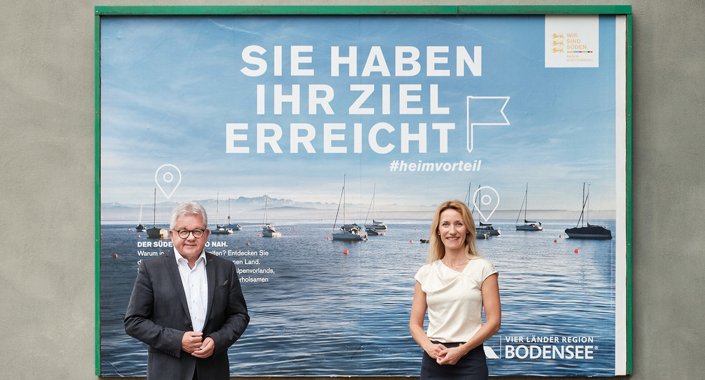 Christine Schönhuber (r.), Marketingleiterin der Tourismus Marketing GmbH Baden-Württemberg, und Tourismusminister Guido Wolf (l.) vor einem Plakat der neuen Kampagne, das den Bodensee zeigt. (Bild: Thomas B. Jones)