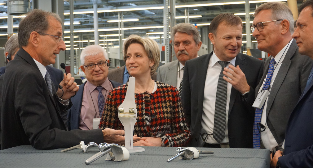 Wirtschaftsministerin Nicole Hoffmeister-Kraut (M.) bei der die Besichtigung der Firma Aesculap AG in Tuttlingen (Bild: © Wirtschatfsministerium)