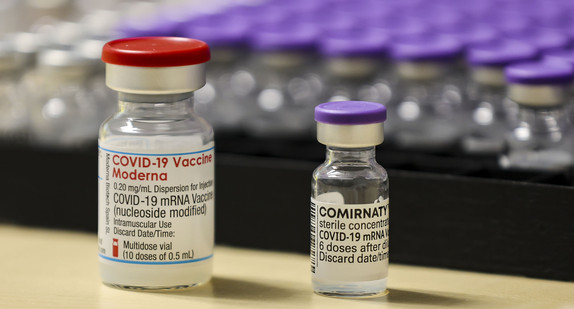 Fläschchen mit Impfstoff von Moderna (links) und Biontech (rechts)