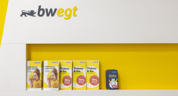 Ein Aufsteller mit Flyern.