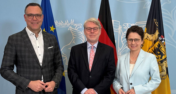 von links nach rechts: Migrationsstaatssekretär Siegfried Lorek, Präsident des Bundesamts für Migration und Flüchtlinge Dr. Hans-Eckhard Sommer und Ministerin der Justiz und für Migration Marion Gentges