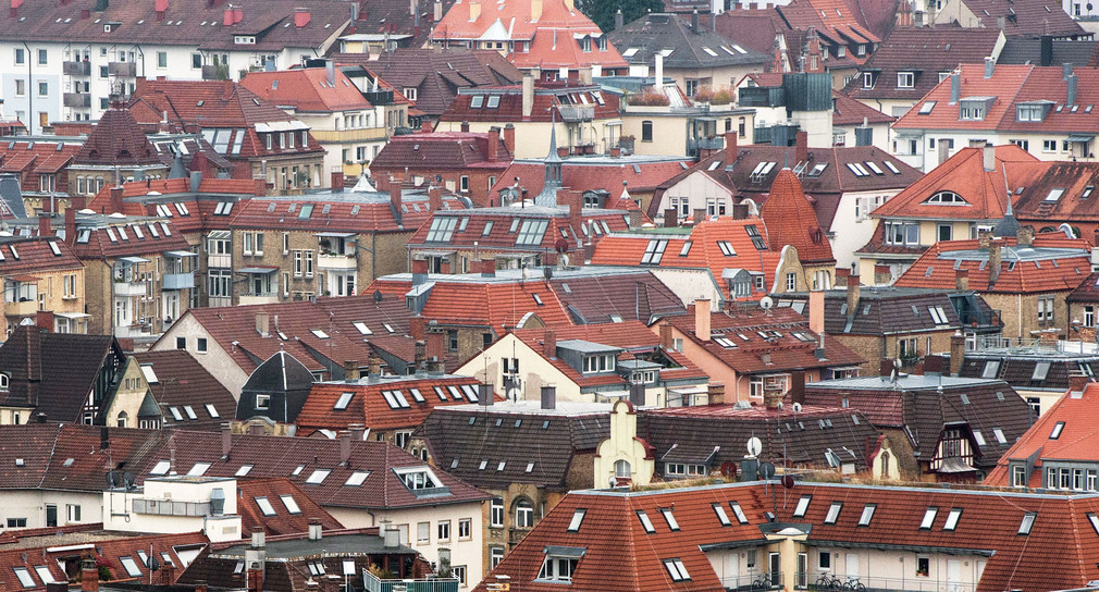 Hausdächer sind von der Karlshöhe in Stuttgart zu sehen (Bild: © dpa).