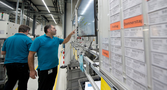 Ein Mitarbeiter des Antriebsspezialisten Wittenstein arbeitet im Zahnradwerk in Fellbach an einer Fräsmaschine (Bild: © dpa).