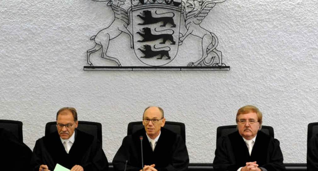 v.l.n.r.: Richter Franz-Christian Mattes, der Präsident des Oberlandesgerichts Stuttgart, Eberhard Stilz, und Richter Hans Strauß sitzen am Donnerstag (06.10.2011) im Sitzungssaal 1 des Oberlandesgerichts in Stuttgart (Foto: dpa)