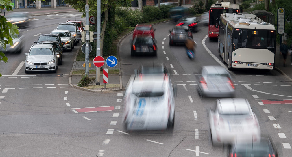 Autos fahren über eine Kreuzung in Reutlingen. (Bild: picture alliance/Sebastian Gollnow/dpa)