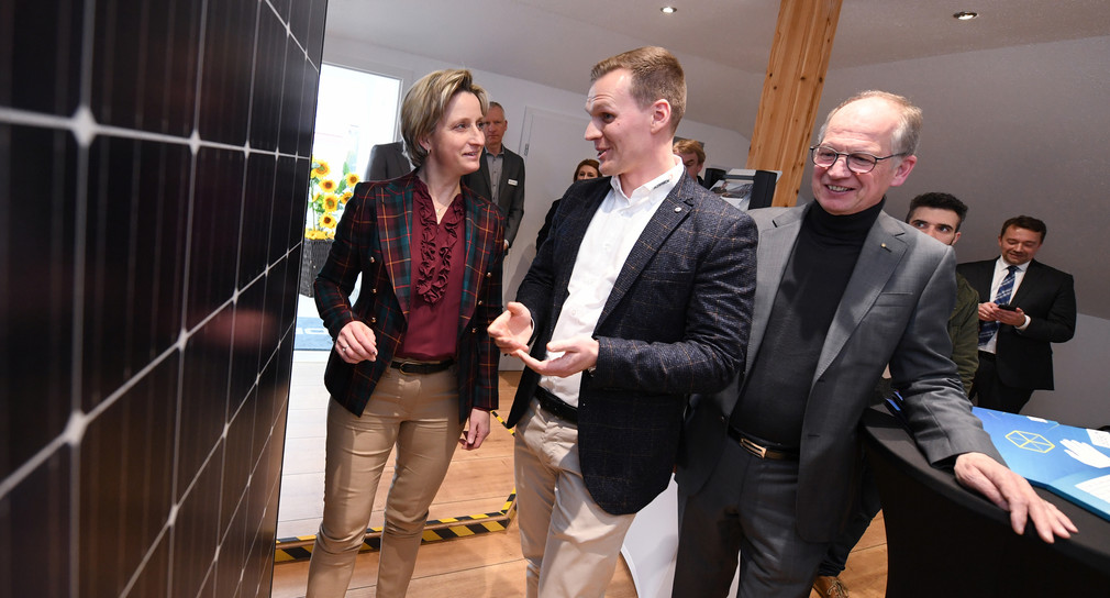 Wirtschaftsministerin Nicole Hoffmeister-Kraut beim Betriebsbesuch im Rahmen von "Handwerk 2025". (Bild: Franziska Kraufmann / Wirtschaftsministerium Baden-Württemberg)