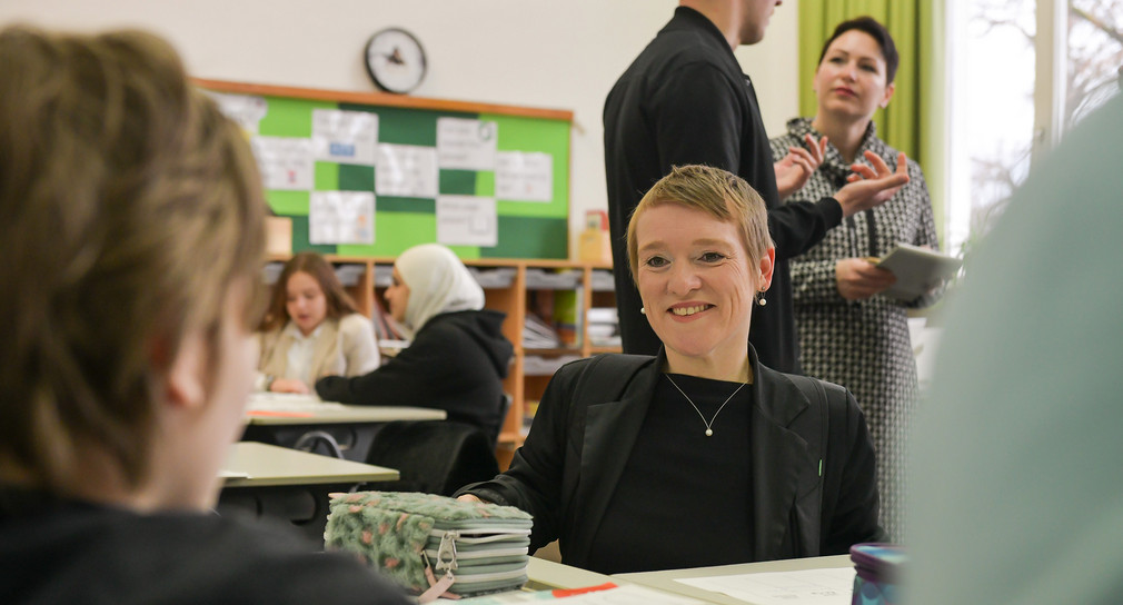 Landes-Behindertenbeauftragte Simone Fischer im Gespräch mit einer Seminarteilnehmerin.