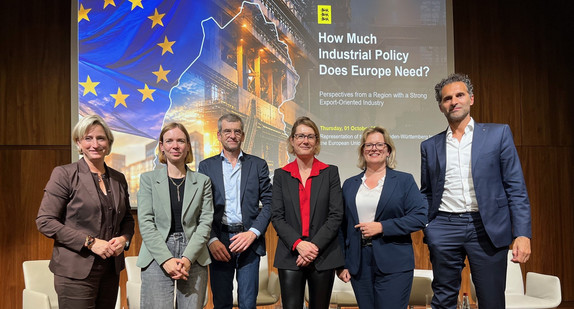 Bei der Paneldiskussion „Wie viel Industriepolitik braucht Europa?“ in der Landesvertretung Baden-Württemberg hat sich die Wirtschaftsministerin Dr. Nicole Hoffmeister-Kraut (links) mit Anna Cavazzini, Estelle Göger, Freya Lemcke und Daniele Pontarollo ausgetauscht.