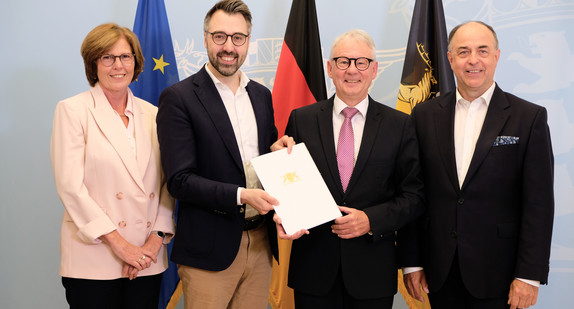 von links nach rechts: Amtschefin des Ministeriums der Justiz und für Migration Gerda Windey, Minister der Justiz und für Migration Moritz Oppelt, Präsident des Sozialgerichts Reutlingen a. D. Martin Rother und Präsident des Landessozialgerichts Bernd Mutschler
